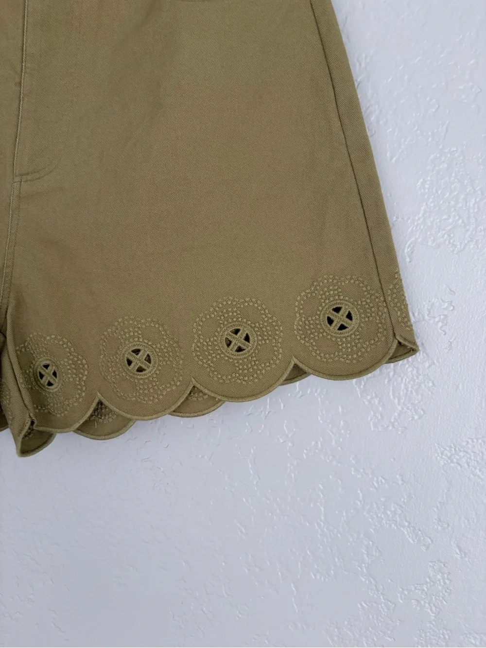 ❤️NEW entro Olive Scalloped Eyelet High-Waist Shorts